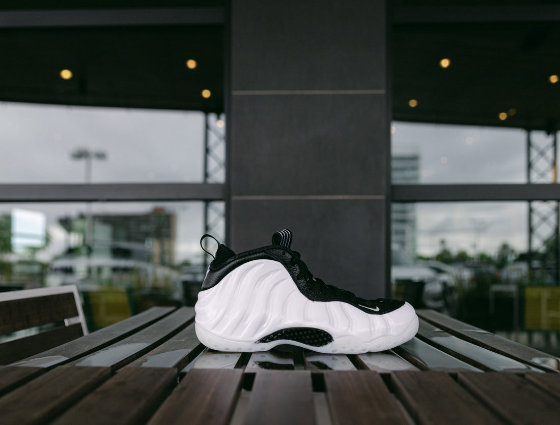 Nike 'Air Foamposite One' - White / Black