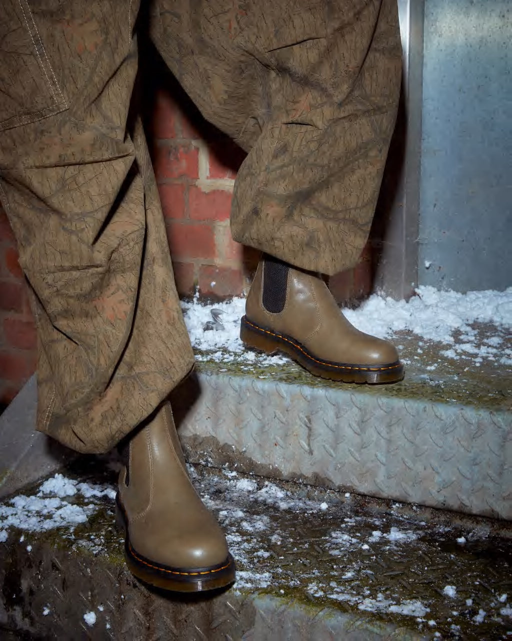 Dr. Martens "2976 Carrara Leather Chelsea Boot" M - Olive