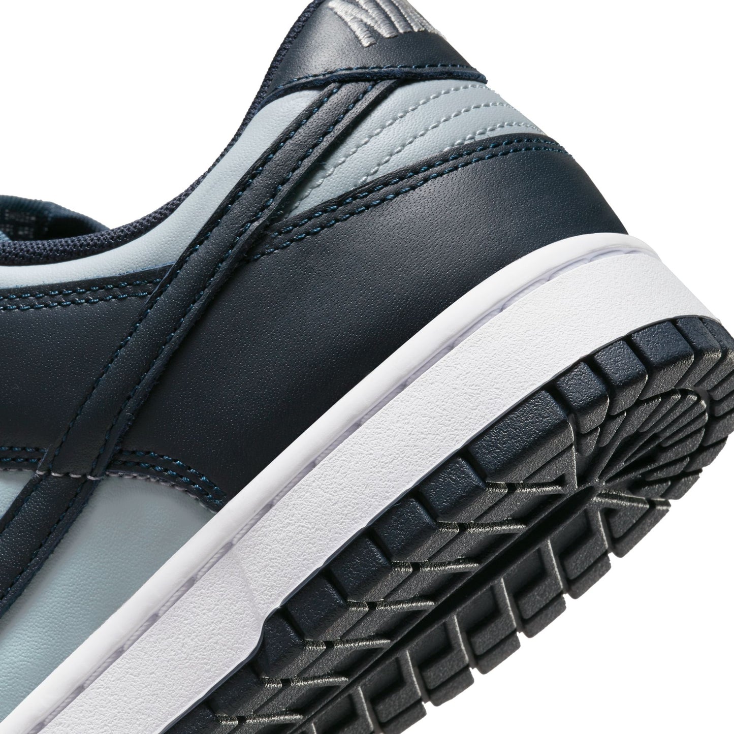 Nike "Dunk Low SP" Mens - Wolf Grey / Dark Obsidian