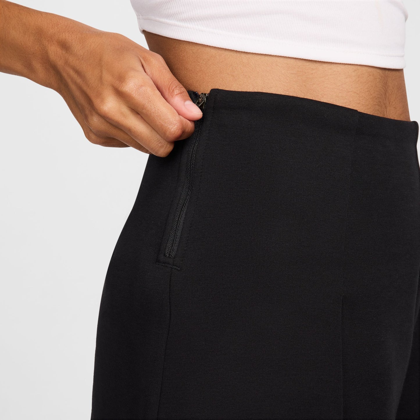 Nike "Tech Fleece High-Waisted 3" Pleated Shorts" W - Black