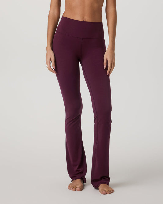 Vuori "AllTheFeels Slim Flare" Womens - Cerise