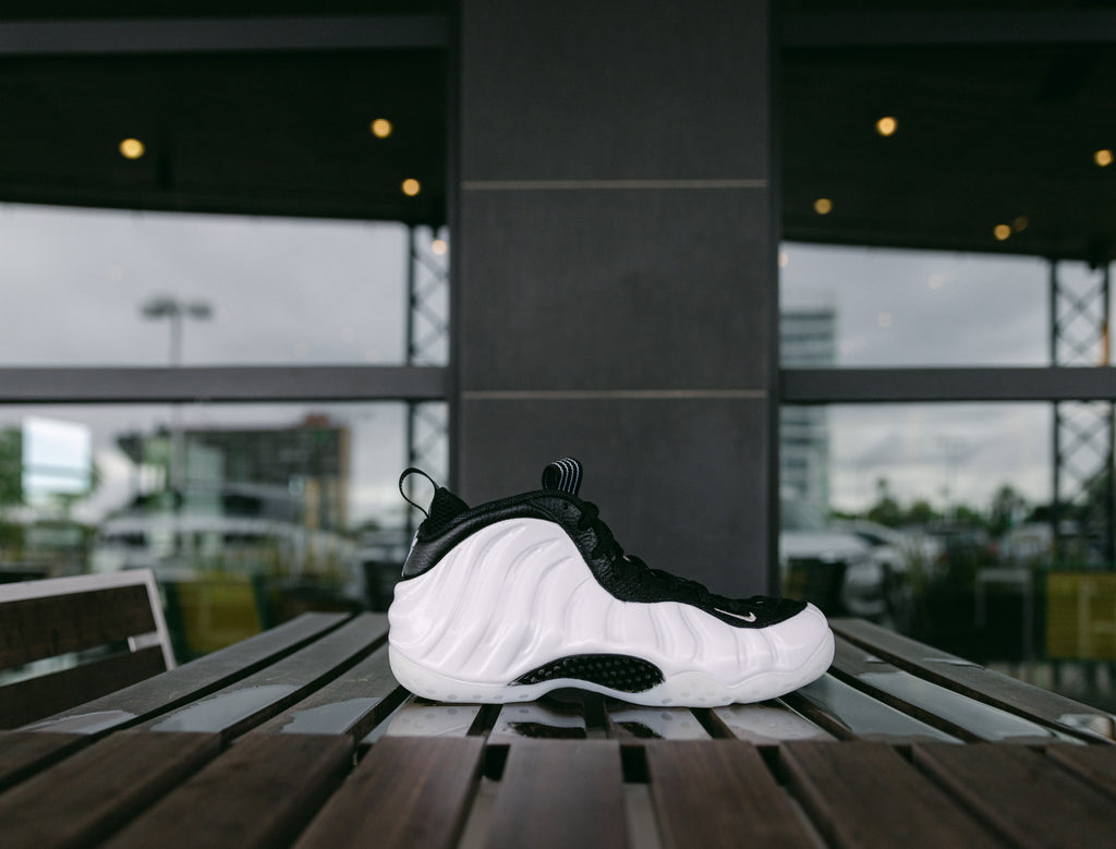 靴 Nike Air Foamposite One White and Black Nike 'Air Foamposite One' - White / Black – Manor.