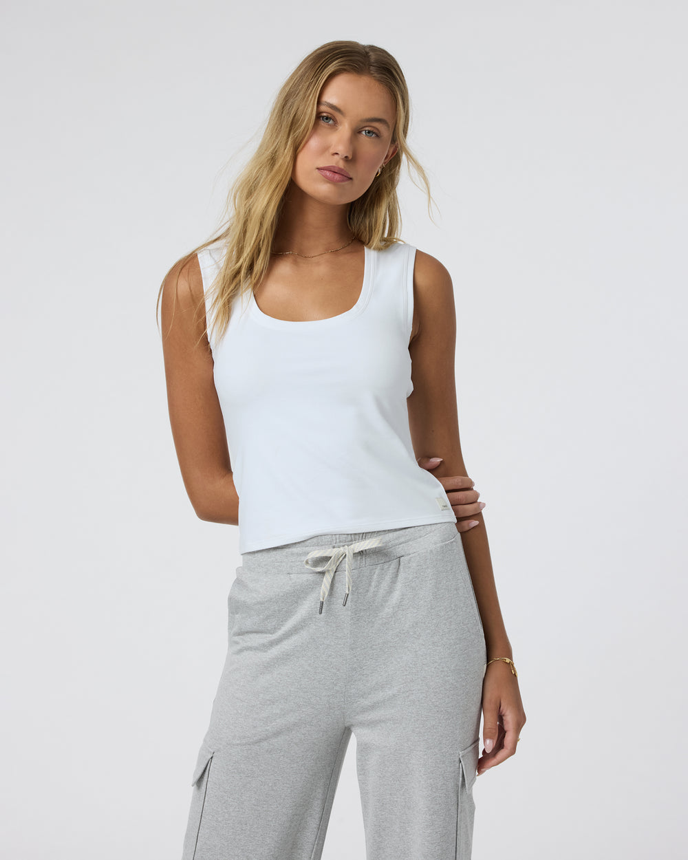 Vuori "Halo Essential Scoop Tank" W - White