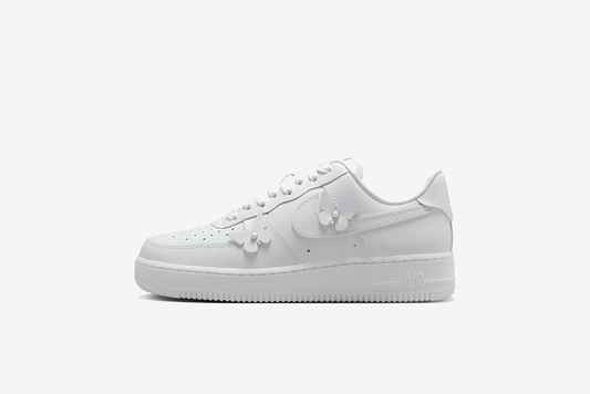 Nike "Air Force 1 Low" W - White / White (Butterfly)