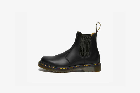 Dr. Martens "2976 Yellow Stitch Smooth Leather Chelsea Boot" M - Black